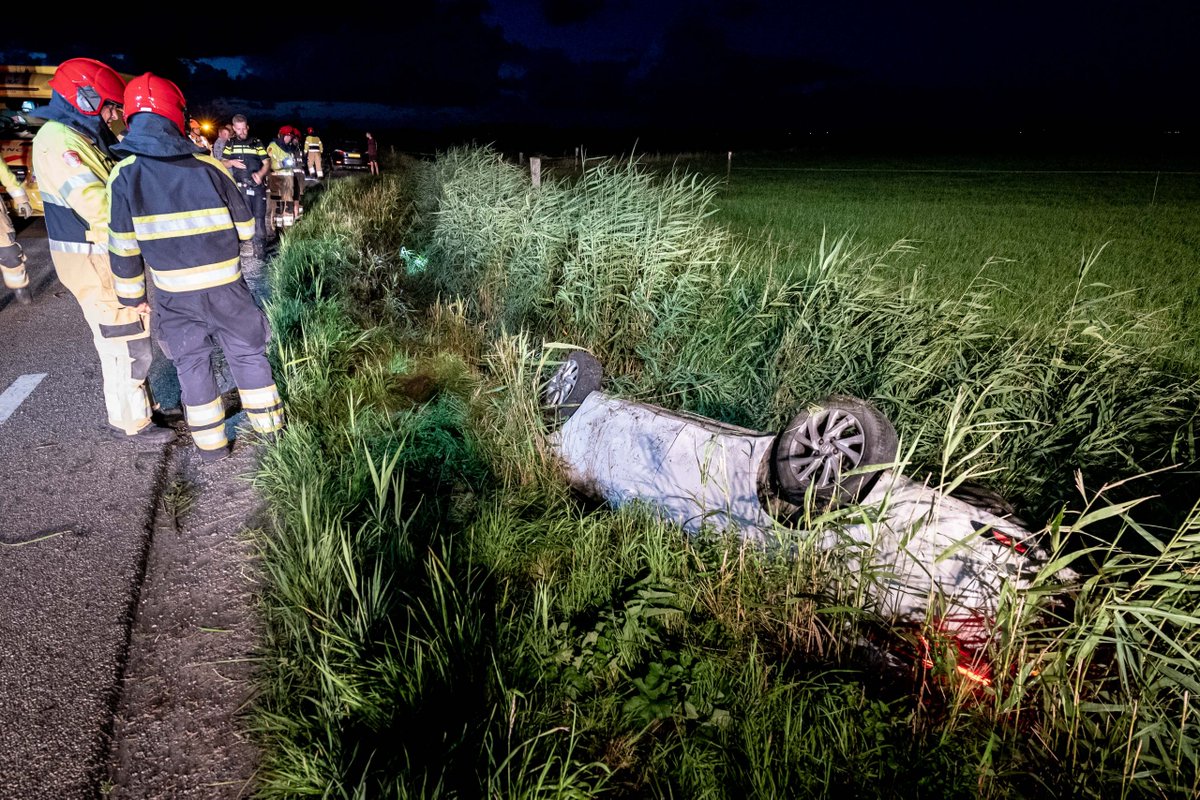 Auto op de kop in de sloot -..