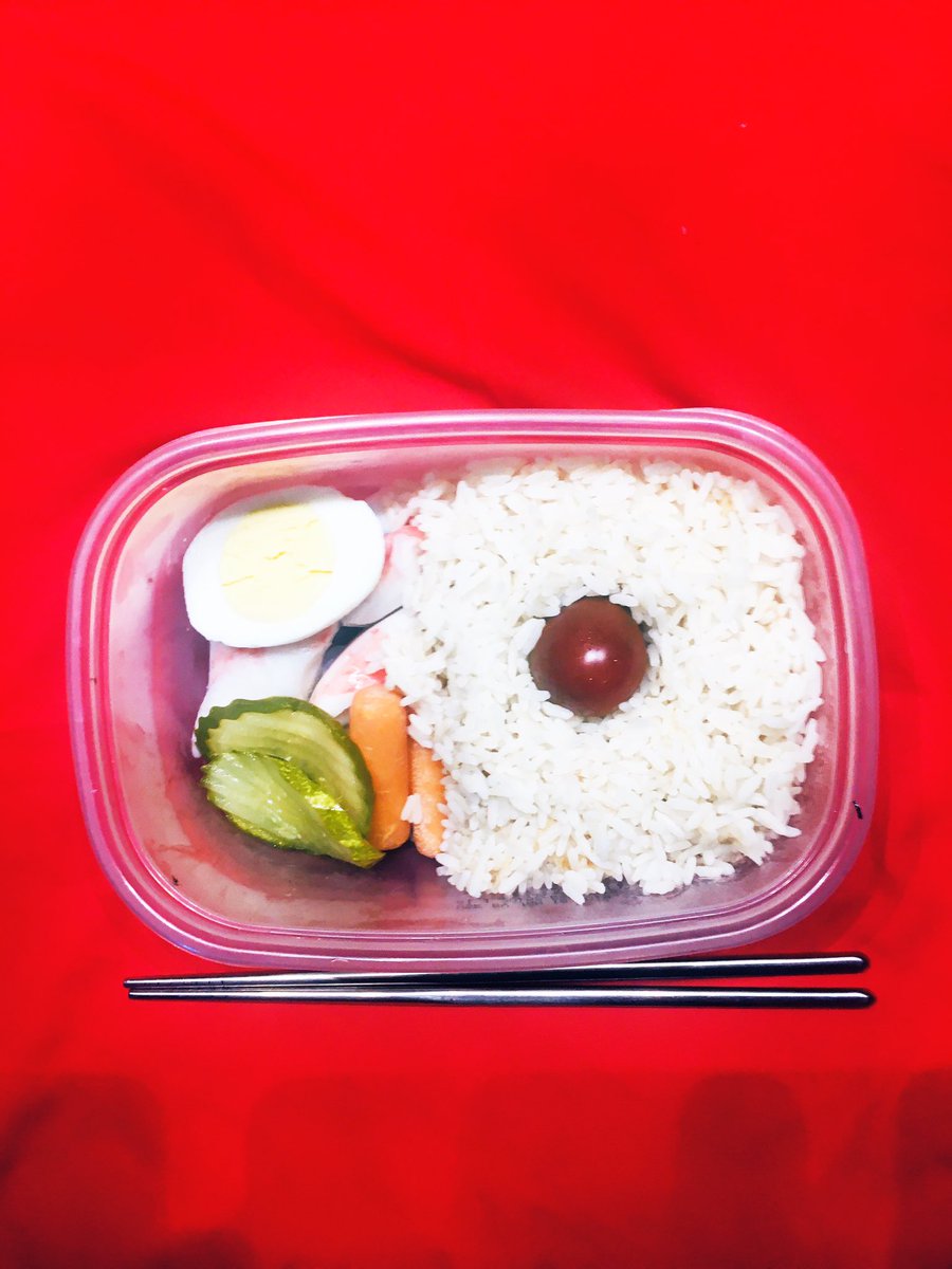 KimikoYukimura's tweet photo. For my online classes I was asked to identify a meal that held cultural importance, I took it a step further and made mine. This #bento box has rice, crab meat (as a substitute for fish), egg and a few vegetables. #japanesefood #bentolunch #cookingfordummies https://t.co/9jGHayvJw5