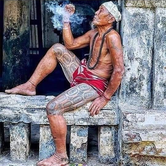 Lethwei Myanmar 迷拳 A Twitter ミャンマー伝統タトゥーを入れたご老人 ミャンマーへ来てから刺青やタトゥーへの考え方が大きく変わった でももしワイキキビーチで泳ぎたいと思ってもこのタトゥーはホノルル空港から入国が許されるのか 文化か印象か