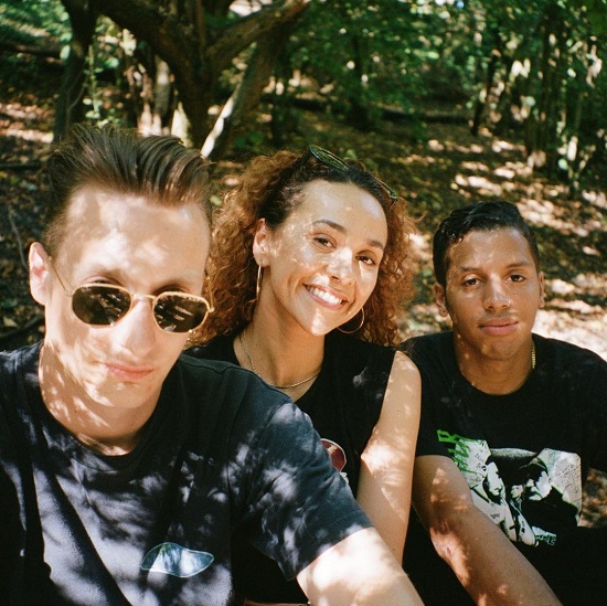 SoulBounce's tweet photo. LISTEN: @RadiantChildren Continue To Find The Beauty In Self-Care With ‘Mariposa’ 🦋 https://t.co/gEHxwNI6uI #RadiantChildren #Mariposa #SoulBounce #music https://t.co/GIWLA0auGf