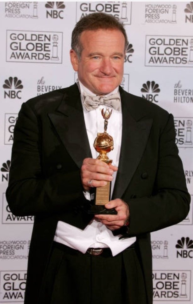 Ganador de 1 Óscar por “Good Will Hunting” (1997) y un Premio Cecil B. DeMille, en 2004.Robin Williams poseía una capacidad innata para improvisar diálogos cómicos con todo tipo de referencias culturales, imitaciones y frases únicas y una habilidad única para imitar voces.