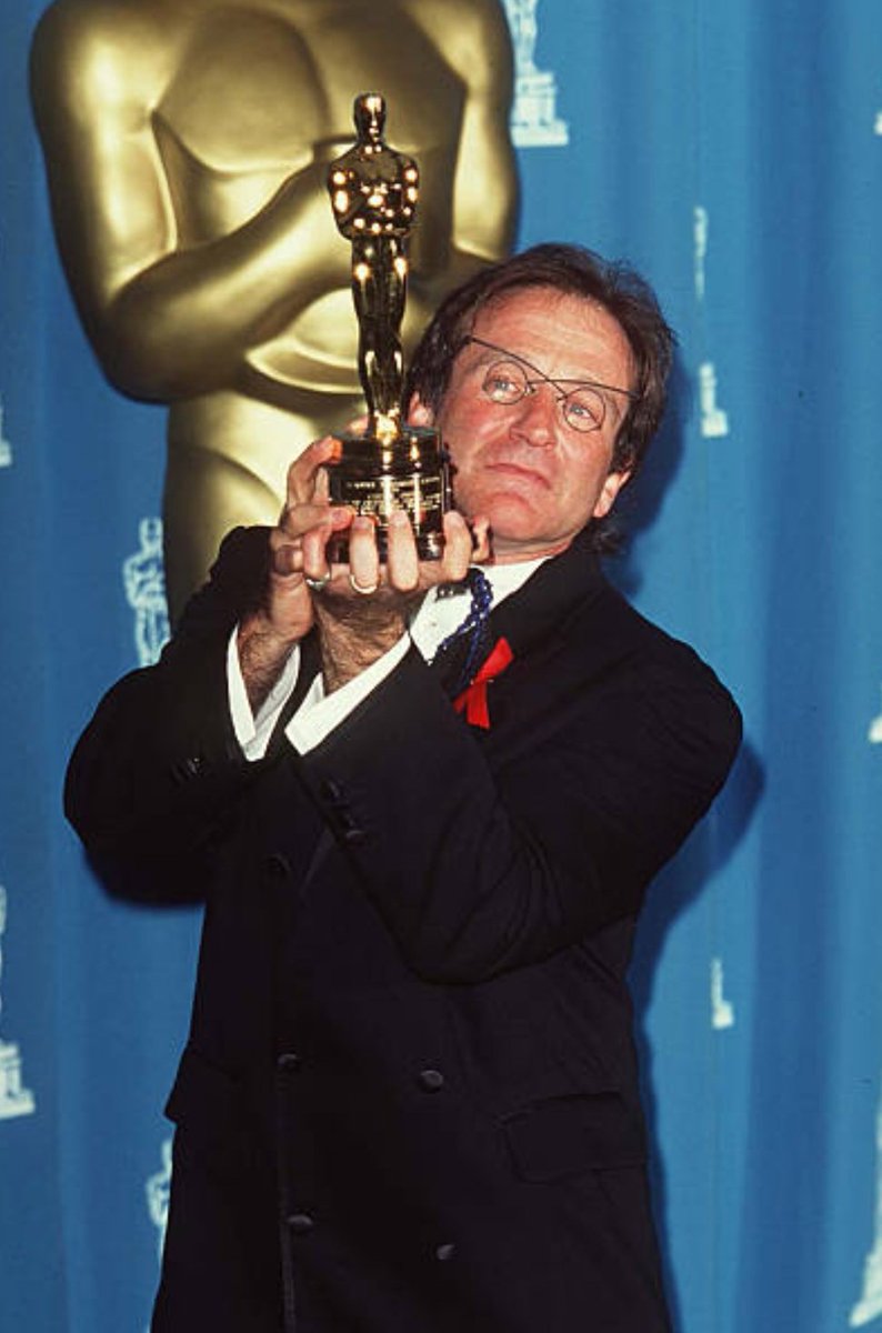 Ganador de 1 Óscar por “Good Will Hunting” (1997) y un Premio Cecil B. DeMille, en 2004.Robin Williams poseía una capacidad innata para improvisar diálogos cómicos con todo tipo de referencias culturales, imitaciones y frases únicas y una habilidad única para imitar voces.