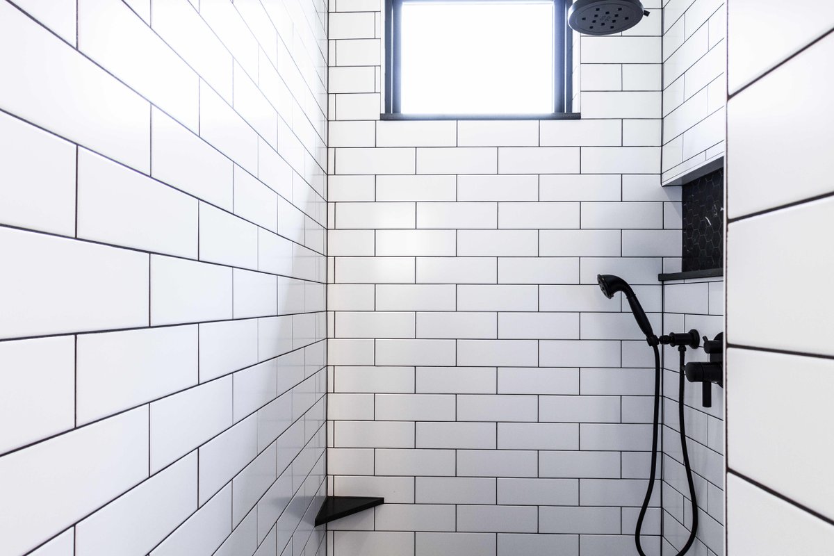 compendium317's tweet image. You can&apos;t go wrong with subway tiles and black grout. Such a classy look! 😍

#compendiumgroup #subwaytile #subwaytiles #blackgrout #classytile #tilestyle