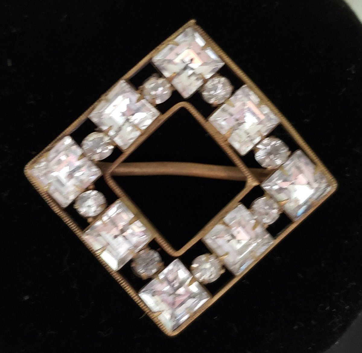 atticesoterica's tweet photo. Vintage Glittery Art Deco Shiny Rhinestone Dress Buckle Scarf Slide Bronze Color Setting Stones White Diamond Color Mid Century Modern https://t.co/yPW8VPXLtE #Collectibles #Antiques #Vintage #AtticEsoterica #Etsy #BronzeColor https://t.co/RRxWp2Pvkk
