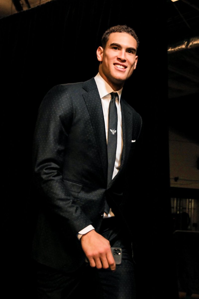 dallasmavs's tweet photo. Casual or Classy Dwight, the birthday boy always keeps it 💯 https://t.co/NNg7sk0mOL