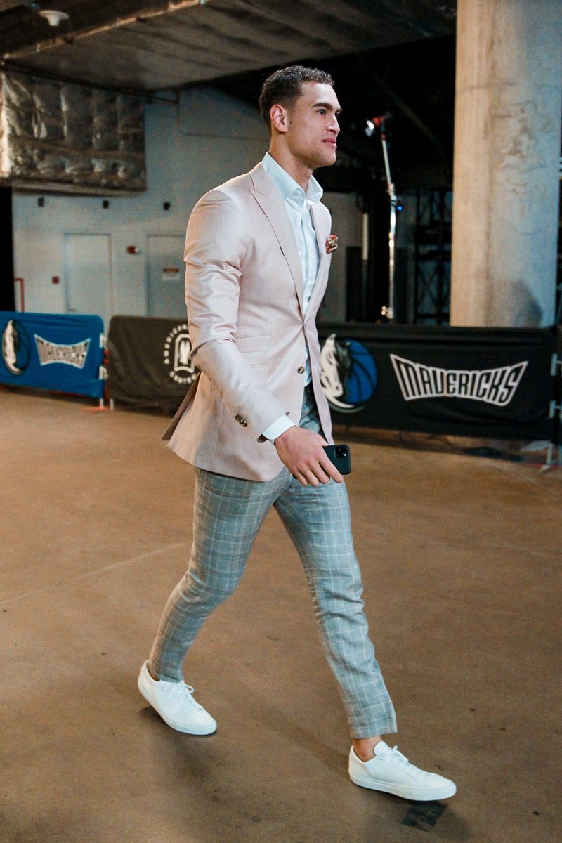 dallasmavs's tweet photo. Casual or Classy Dwight, the birthday boy always keeps it 💯 https://t.co/NNg7sk0mOL