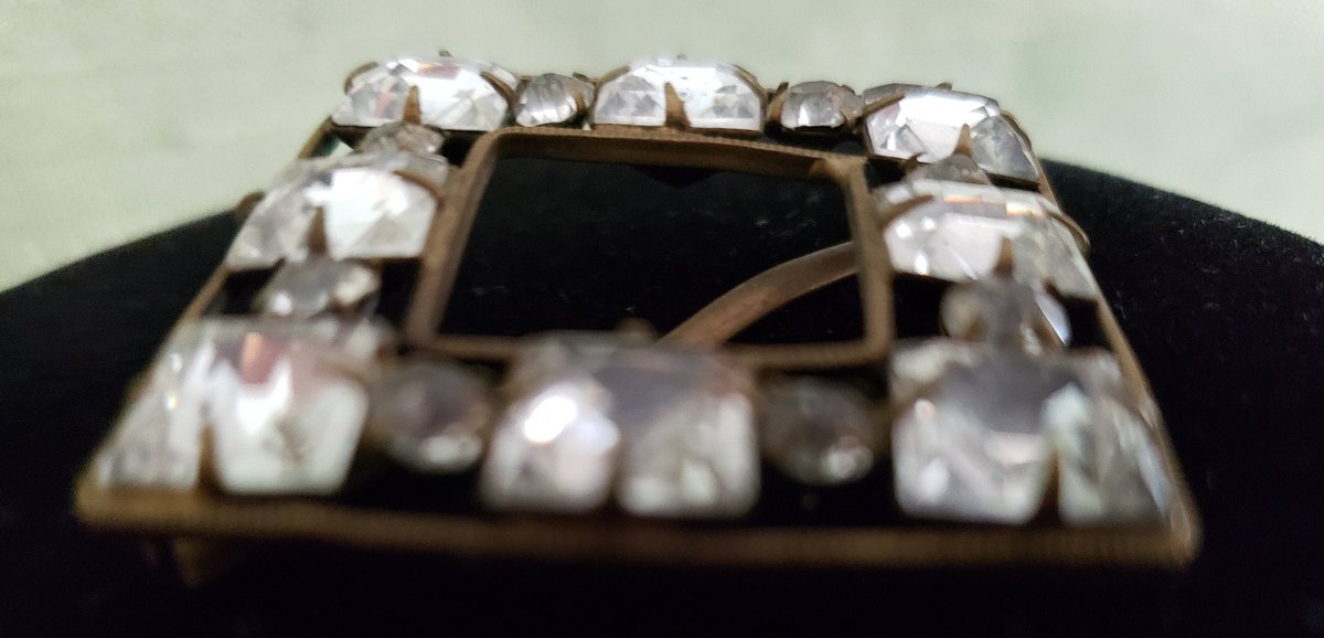 atticesoterica's tweet photo. Vintage Glittery Art Deco Shiny Rhinestone Dress Buckle Scarf Slide Bronze Color Setting Stones White Diamond Color Mid Century Modern https://t.co/yPW8VPXLtE #Collectibles #Antiques #Vintage #AtticEsoterica #Etsy #BronzeColor https://t.co/RRxWp2Pvkk