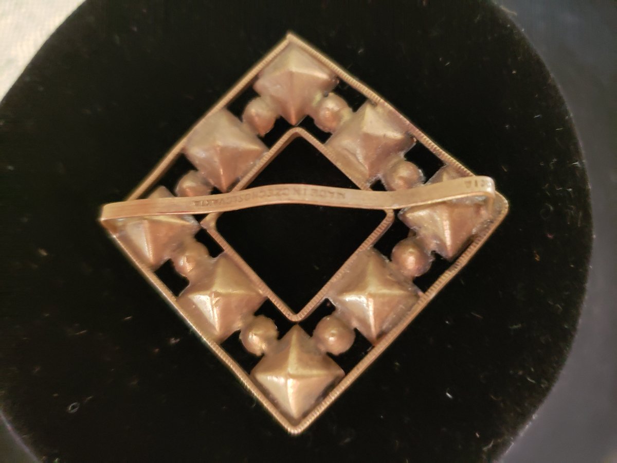 atticesoterica's tweet photo. Vintage Glittery Art Deco Shiny Rhinestone Dress Buckle Scarf Slide Bronze Color Setting Stones White Diamond Color Mid Century Modern https://t.co/yPW8VPXLtE #Collectibles #Antiques #Vintage #AtticEsoterica #Etsy #BronzeColor https://t.co/RRxWp2Pvkk