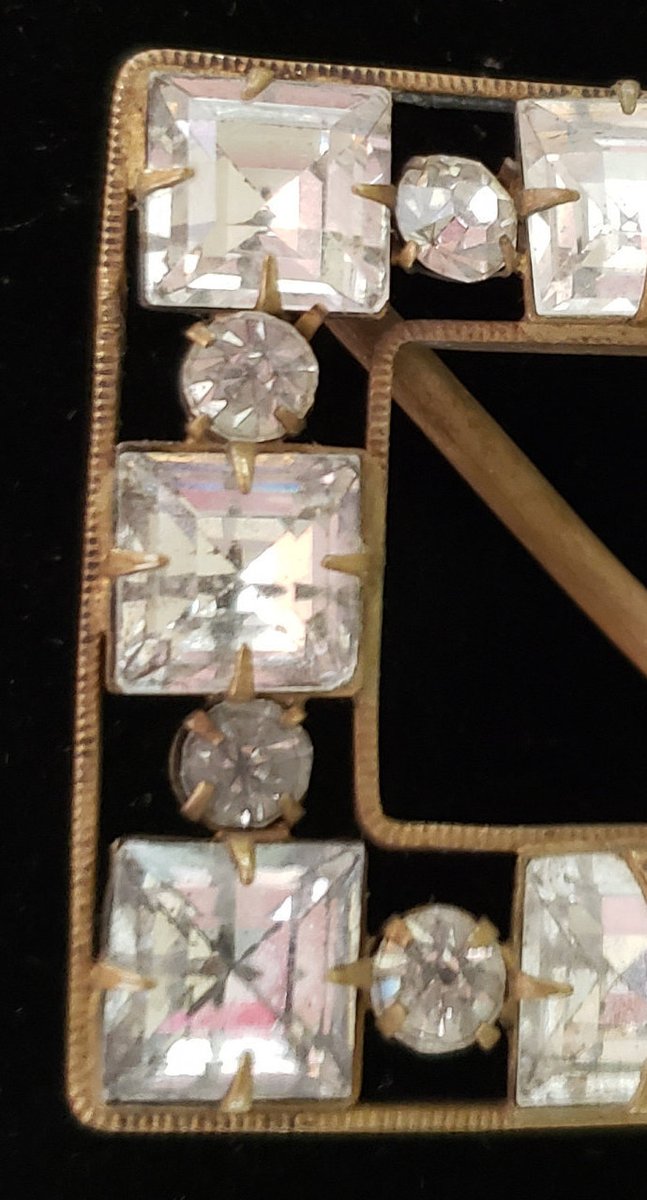 atticesoterica's tweet photo. Vintage Glittery Art Deco Shiny Rhinestone Dress Buckle Scarf Slide Bronze Color Setting Stones White Diamond Color Mid Century Modern https://t.co/yPW8VPXLtE #Collectibles #Antiques #Vintage #AtticEsoterica #Etsy #BronzeColor https://t.co/RRxWp2Pvkk
