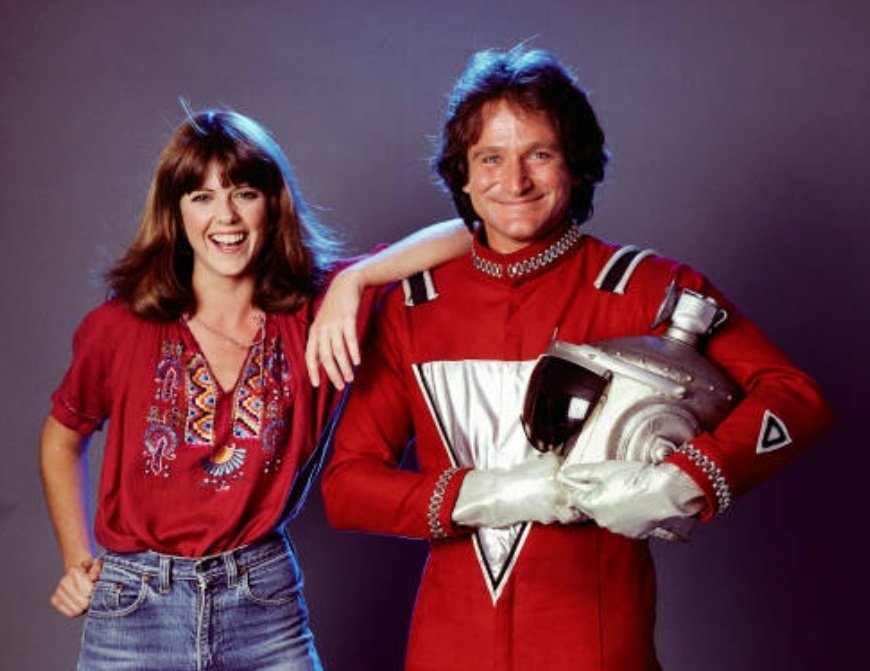 Después de aparecer como invitado como el alienígena "Mork, de Ork", en el episodio de la Serie de TV “Happy Days” (1974-1984), “My Favorite Orkan” (1978), Williams recibió su propio programa, “Mork & Mindy” (1978-82).“Mork & Mindy” tuvo un inmenso éxito y fue fundamental