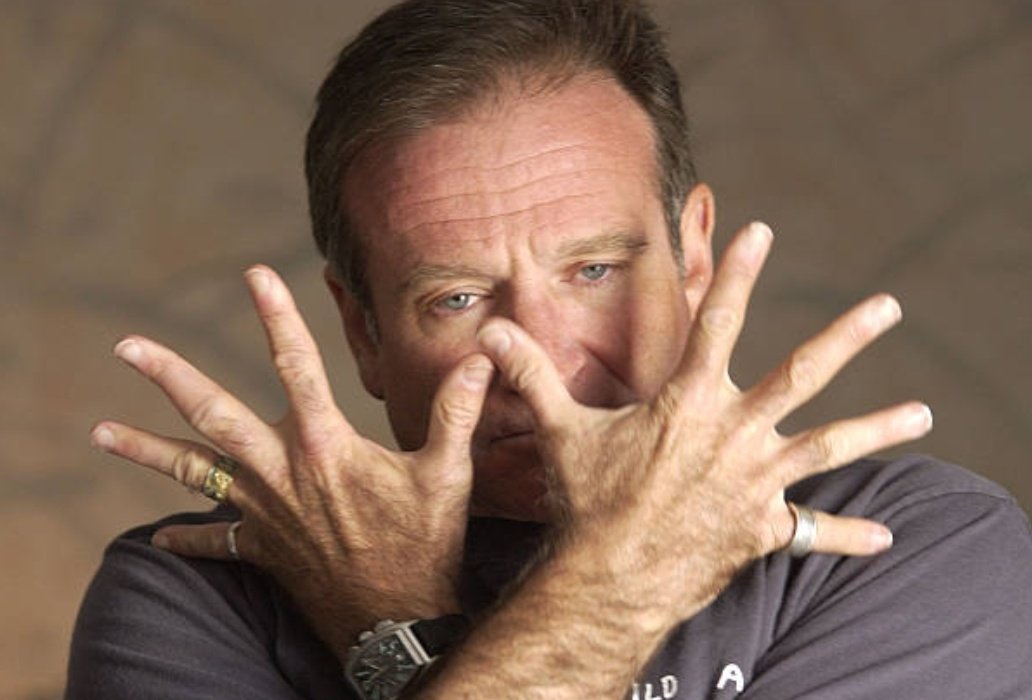 El lunes 11 de agosto de 2014, Robin Williams fue encontrado muerto en su casa de Tiburón, California, EE.UU., víctima de un aparente suicidio, según la Oficina del Sheriff del Condado de Marin.La llamada se recibió a las 11:55 a.m.FILMOGRAFÍA(ver imagen adjunta).