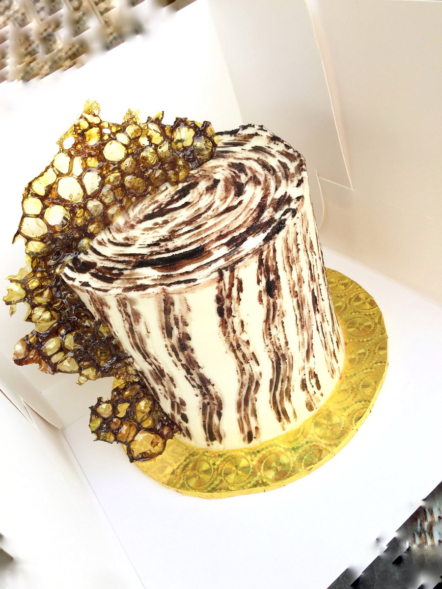 feezah_cakes's tweet photo. The Queen of cake couldn't wait for her own coronation and like every greatest empress that came before her, she decided to crown herself... All hail the Queen, Queen's Cake for the girl who the crown fit. #Fatlo da burger Queen. 😂😂😂@Fatlo17 https://t.co/ifgEHIvAn7