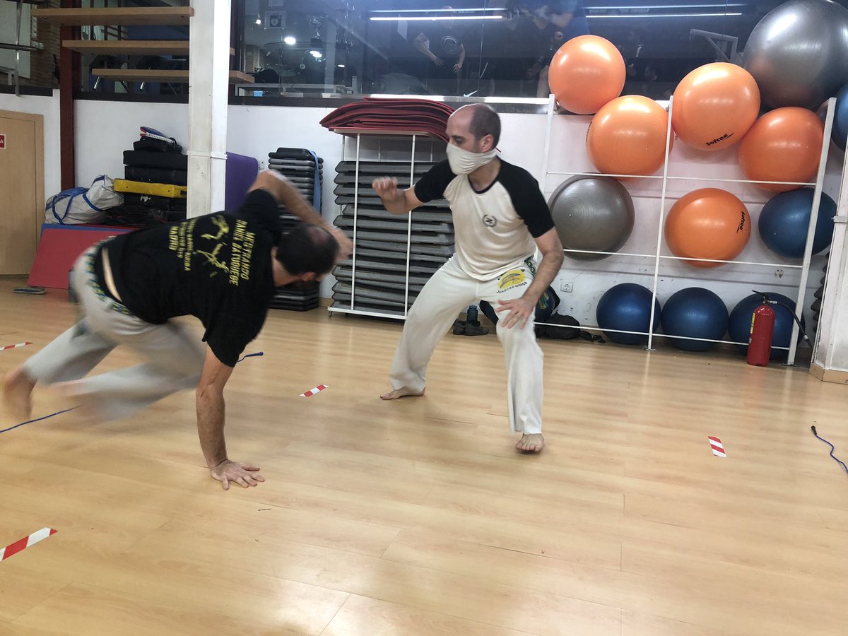 Biriba's tweet photo. Voltando a jogar...

#capoeira #zambiacongo #zambiacongocapoeiraespaña #zambiacongocapoeira #zambiacongocapoeiramadrid https://t.co/usR7KFmHH3
