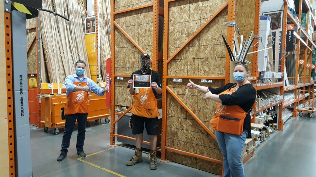 Carrie presenting a CHACHING to Anthony Bowen with Cody’s help at 4013. Another happy HDIS customer. #hdispdx <a href="/y_atonna/">Yvette Atonna</a> <a href="/codytaylorhd/">Cody Taylor</a> @Bselch <a href="/gcarter2741/">Carter Geoff</a> @JonTrampeTHD