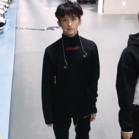 mark being tiny but as you scroll he gets even tinier— a thread