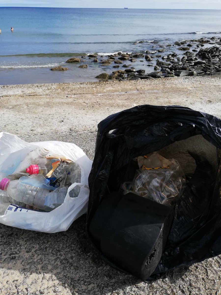 SUPinaBagUK's tweet photo. #2minutebeachclean on an inaccessible beach near Portloe. Bits of plastic bottles and a lot of bits of unknown origin #SUPlikealocal #paddleboarding https://t.co/4NNHecNh3M