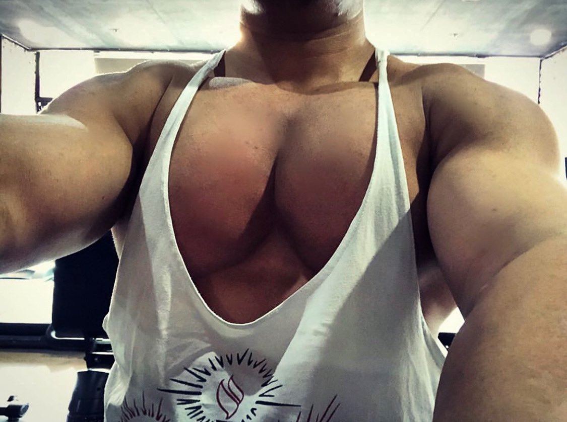 GymHunk1's tweet photo. 슴가 나보다 큰 남자 어디에 없나? 🥴 https://t.co/PVS25bKQyr