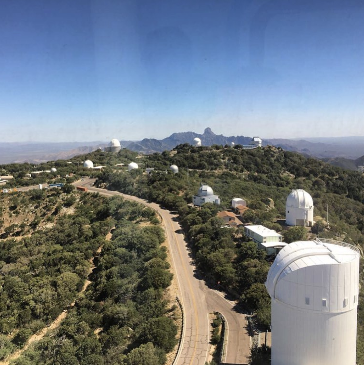 The story behind  #TheLastStargazers begins with my first observing run, at Kitt Peak with  @MassiveStarGuy back in 2004.At the time I was a 19yo physics major and aspiring astronomer but even as we drove to the mountain together I really didn't know much about what lay ahead...