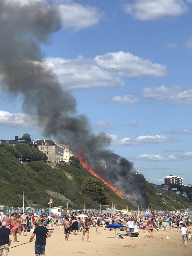 lotfitovic's tweet image. Incendie de plage au Royaume-Uni "causé par un réchaud de camping dans une cabane"
Un incendie dramatique qui s'est propagé... plus d'infos sur : tinyurl.com/yxbhh3r5
#cabane #camping #causé #dans #incendie #par #plage #réchaud #royaumeuni ...