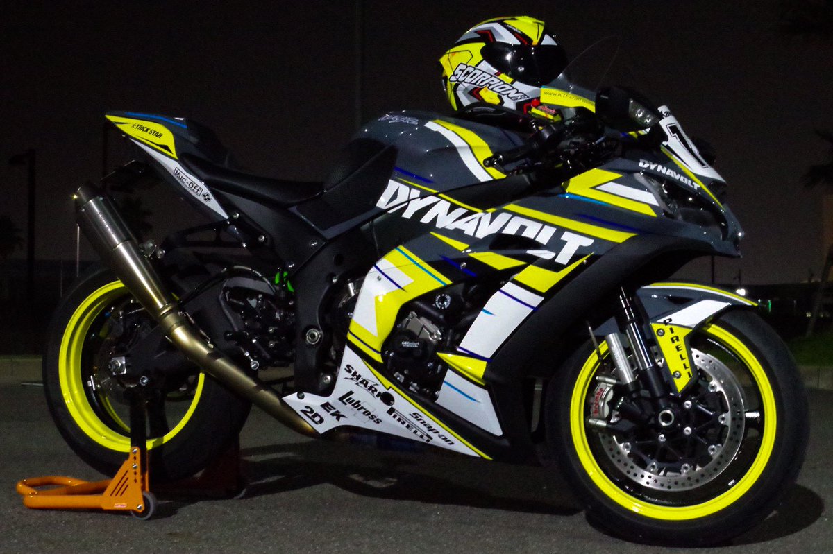 racing_cs2's tweet photo. グレーの方もラッピング完了😊
JPSカラーとはガラリと変わり、今回は黄色をメインに使ってもらいました！
施工 @kmorikunzx10d6 
撮影 @CBR1000RR_00 
#バイク乗りと繋がりたい 
#バイク好きと繋がりたい 
#バイク男子
#バイクのある風景 https://t.co/RwMakAZ0kJ