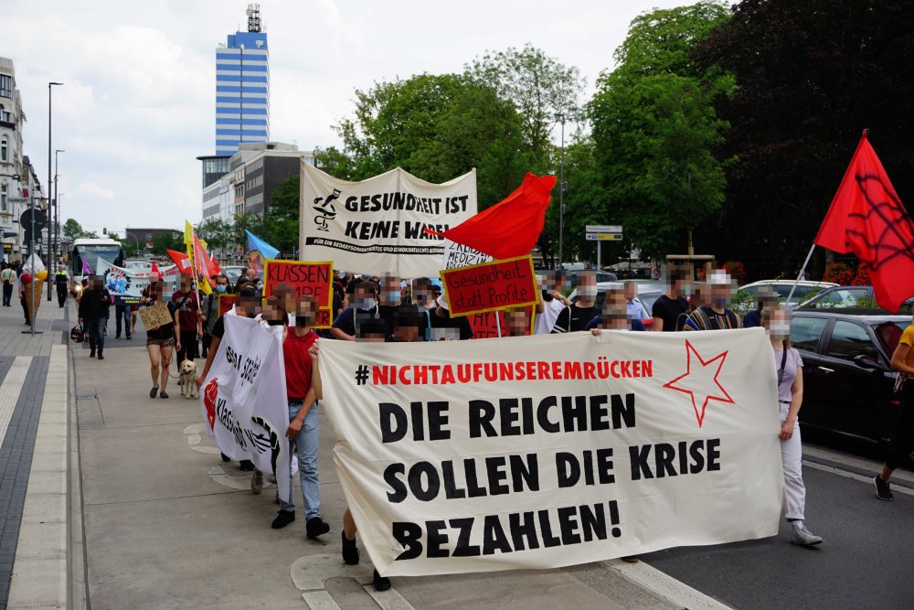 Perspektive_K's tweet photo. Aktionstag in Bildern - Am Samstag, den 18. Juli fanden in mindestens 17 Städten bundesweit Aktionen unter dem Motto “Die Reichen sollen die Krise bezahlen!” statt. Auf unserer Website gibt's eine Fotosammlung aus einigen Städten: https://t.co/fnJNvOduMT

#nichtaufunseremruecken https://t.co/zBlUKNZFG6