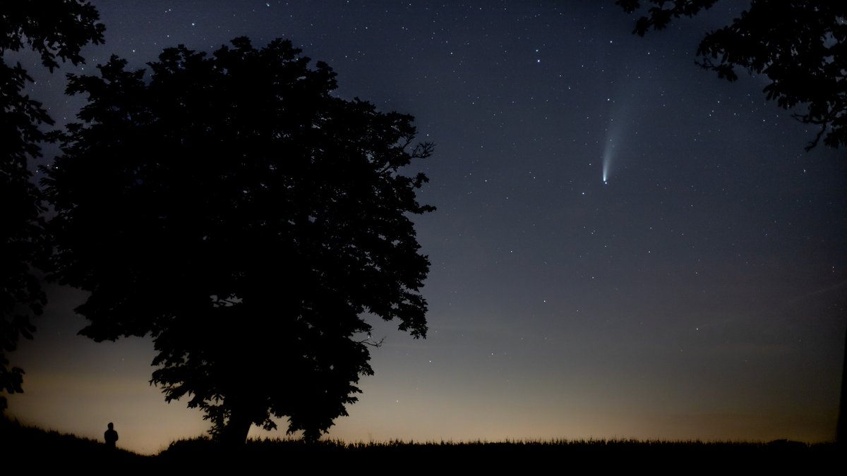 HourlierAdrien's tweet photo. I took a last photo with the #NEOWISE  comet before a cloudy week come in, and before it fades too much for my camera to pick it up. Safe travels to the biggest snowball I've ever seen! https://t.co/OeodXqe51t