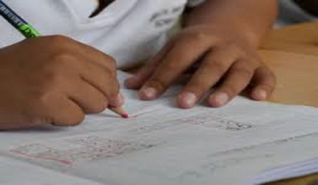 el_carabobeno's tweet photo. Niño es expulsado de colegio privado porque su madre se opone al aumento de las mensualidades https://t.co/KGlfJ0bZCu https://t.co/Z1vJzUZKdS