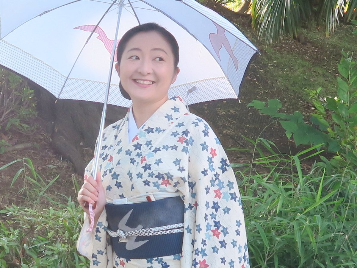 桔梗は秋草のひとつですが、見頃を迎えています。

英名ではバルーンフラワー

確かに、蕾は風船のよう。

５本の裂け目が開いて五芒星のような花となります。

桔梗の花の小紋は、星のようなので七夕にちなんで着ることが多いです。

風船から星になる花だったのですね。

ameblo.jp/wingofkimera/e…