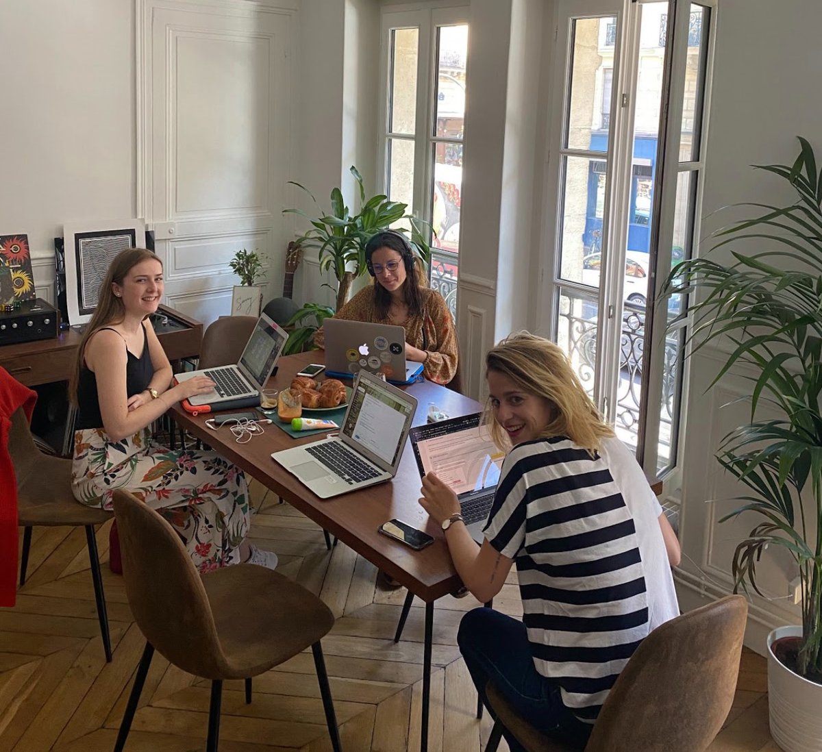 Si vous aussi vous souhaitez vous réunir en petit comité dans un espace atypique pour vos réunions d’entreprise c’est ici que ça se passe ! 👋
.
Profitez de nos espaces “comme à la maison” pour organiser vos réunions, séminaires, after-work et autres évènements professionnels !