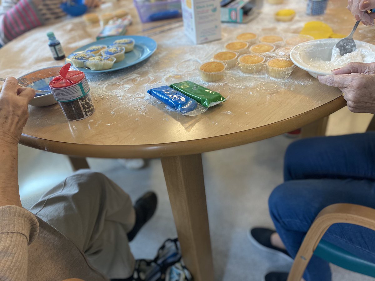 AmberWardNotts's tweet photo. Our ladies on the ward enjoyed the ladies group decorating cakes and even enjoyed cleaning up after too! 🍰 #amberward #nottshc #nhs #milbrook https://t.co/jJtiksbSvx
