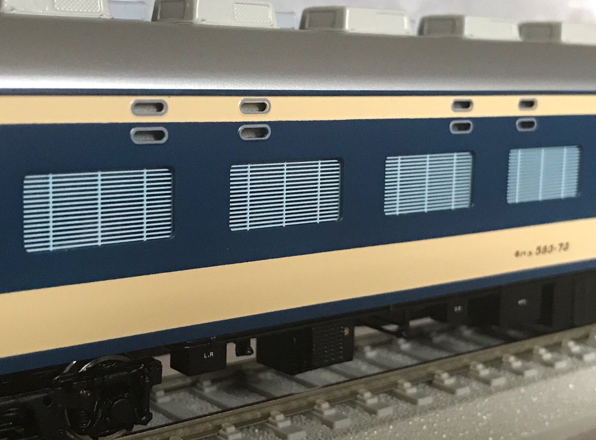 鉄道模型に重量感を求めて モデルキングダムの5系 夜行仕様のインプレッション 東北線 はくつる 等を想定したこの仕様は サシとサロを除く全両ブラインドが閉の状態 下中段寝台とハシゴが表現され 車内灯が点灯時にブラインドの隙間から見えます