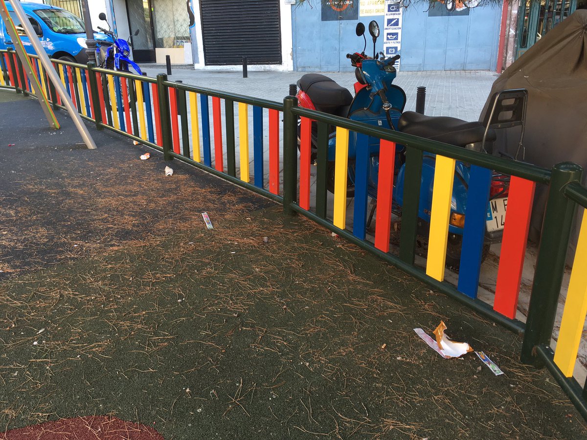 minatufe's tweet photo. El parque infantil de la plaza de la reverencia está muy sucio. Es basura acumulada de varios días @Lineamadrid @MADRID  @JMDCiudadLineal  @PSOECL @PodemosCLineal @ppciudadlineal @CsCiudadLineaL https://t.co/MFRN7uPTOs