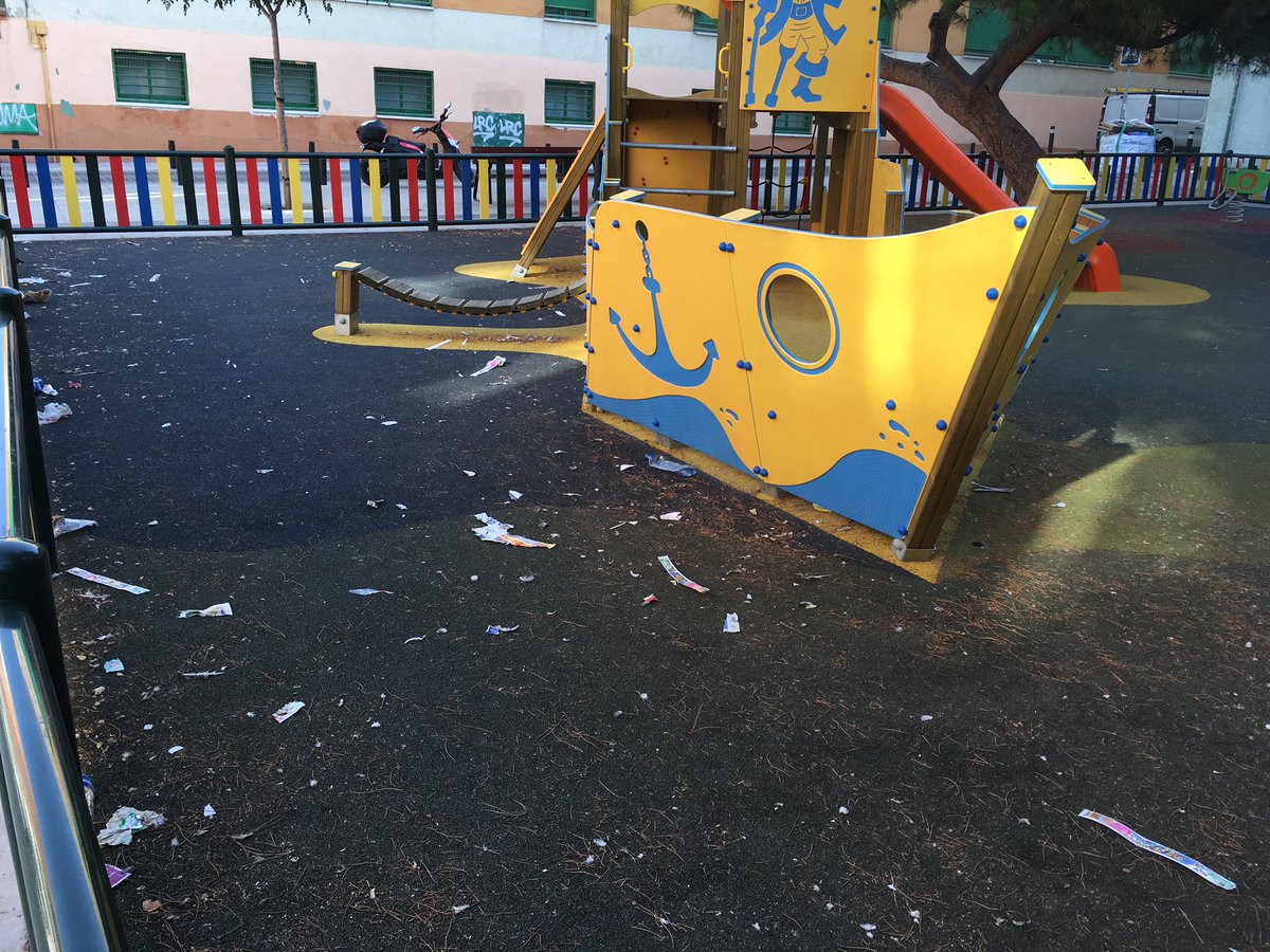 minatufe's tweet photo. El parque infantil de la plaza de la reverencia está muy sucio. Es basura acumulada de varios días @Lineamadrid @MADRID  @JMDCiudadLineal  @PSOECL @PodemosCLineal @ppciudadlineal @CsCiudadLineaL https://t.co/MFRN7uPTOs