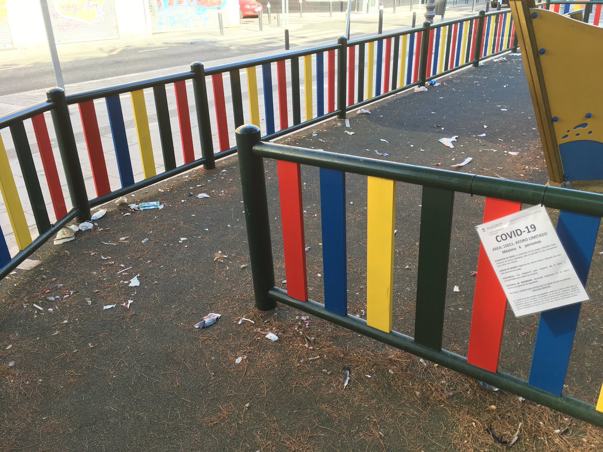 minatufe's tweet photo. El parque infantil de la plaza de la reverencia está muy sucio. Es basura acumulada de varios días @Lineamadrid @MADRID  @JMDCiudadLineal  @PSOECL @PodemosCLineal @ppciudadlineal @CsCiudadLineaL https://t.co/MFRN7uPTOs