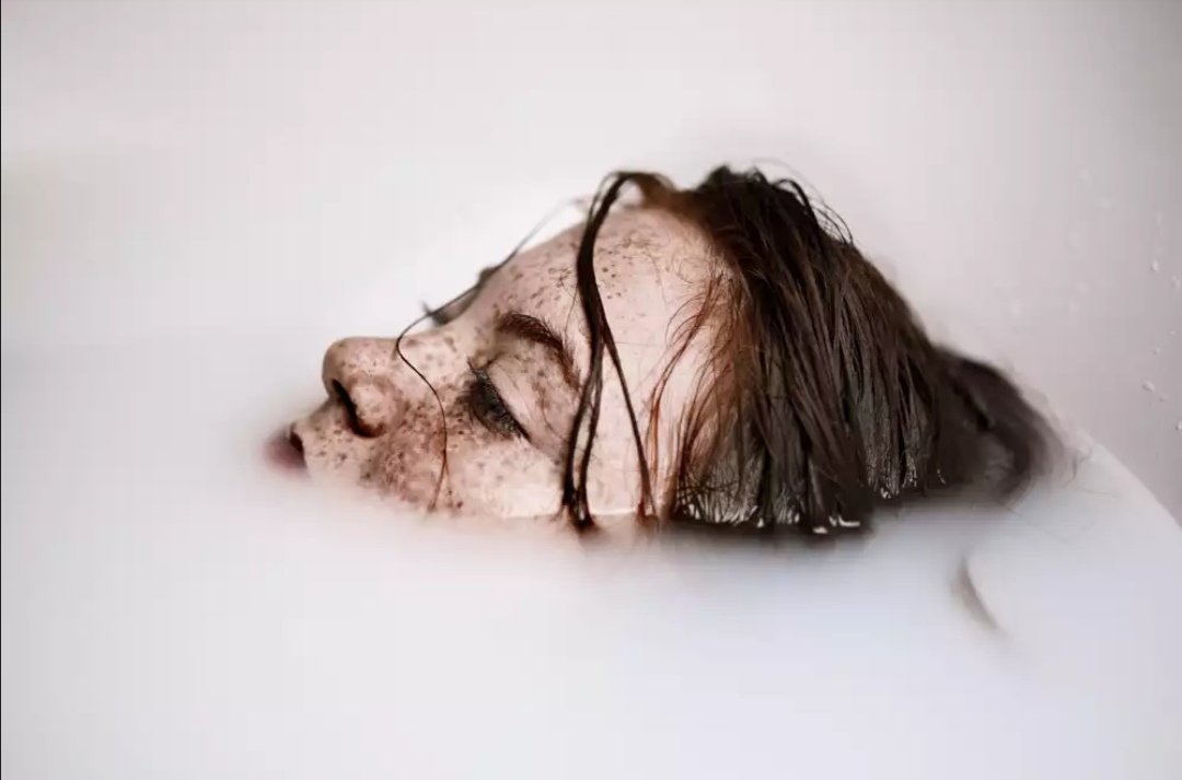 Ve buz dağı göz kırptığı anda karanlık çöktü aniden. 
Hayat karanlıktaki sessizlikte kaybolacak gibi.
Yazık.