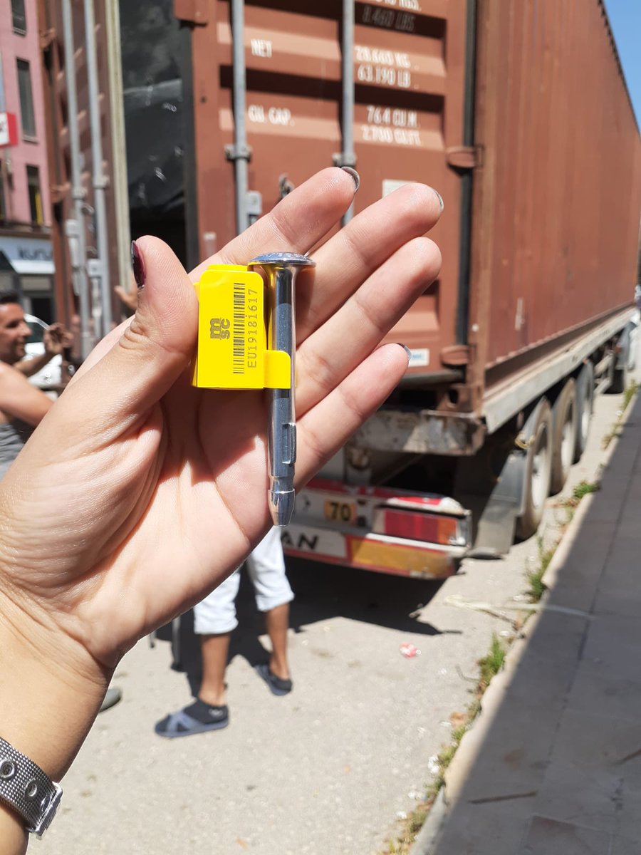 bs_elle's tweet photo. #ToEurope #Loading #Export #bsElle #Sofa #Signet #AllAroundTheWorld 😀☺️ https://t.co/VdcYPaaXAx
