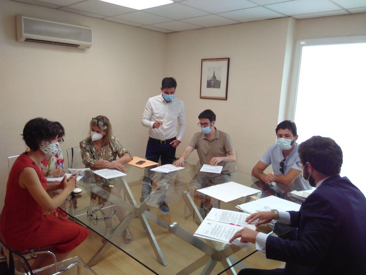 LaOsaCoop's tweet photo. Ayer fue un día histórico en el que nos juntamos 5 entidades para firmar el crédito que pondrá en marcha el primer supermercado cooperativo y participativo de Madrid.
Muchas gracias a @triodoses, @fiareBE, @Coop57Madrid y @avalmadrid por apostar por LA OSA. https://t.co/eVzC7abpWm