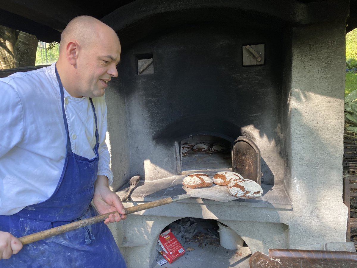 Im Seehof in Goldegg wird das Brot ganz traditionell selbst gebacken. ⁦<a href="/LeitgebRene/">Rene Leitgeb</a>⁩ holt hier frisches Roggenbrot aus dem Ofen. Er macht aber auch phantastisches Dinkelbrot und Ciabatta
