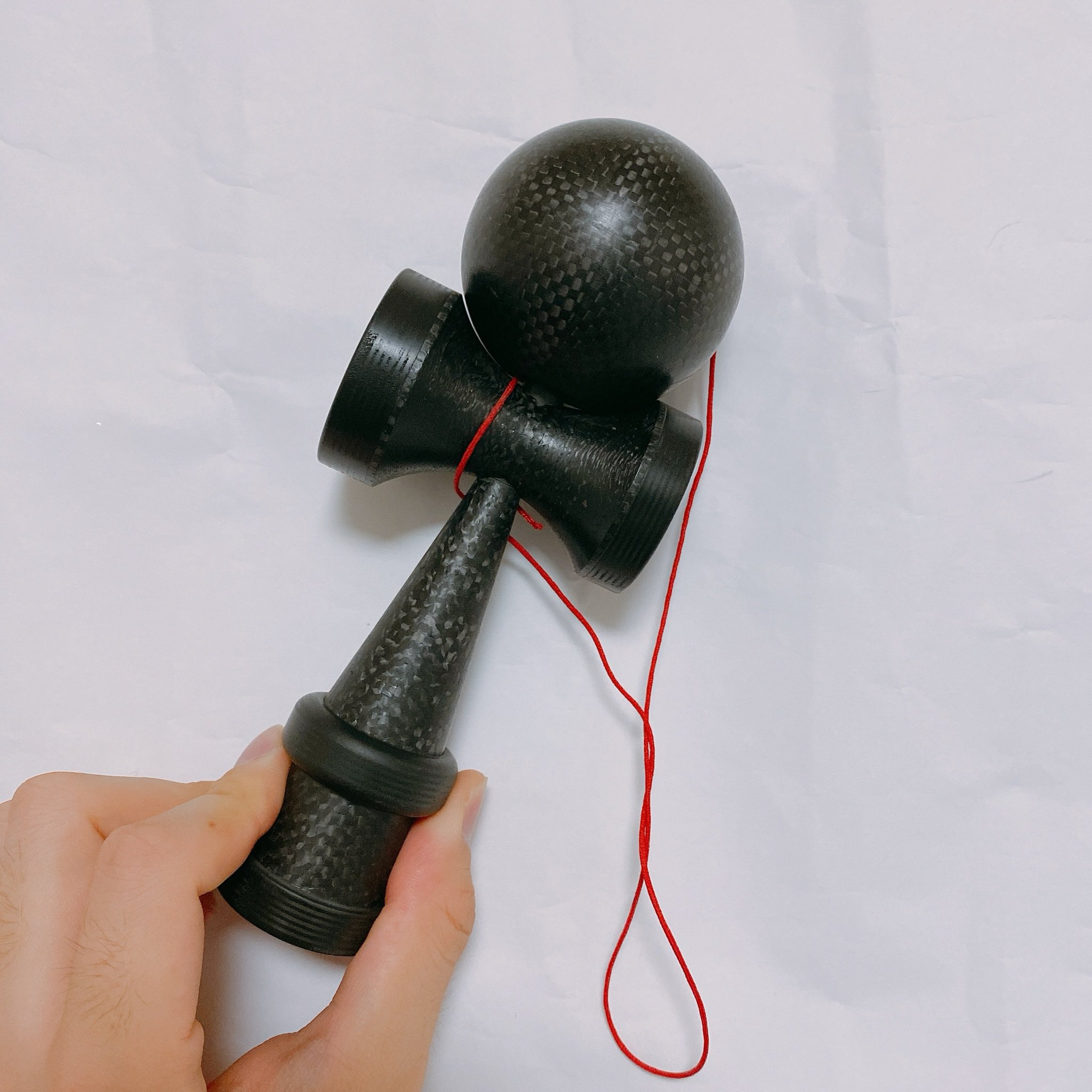 りょうじ けん玉俳優 ここしばらくのお供はかっこいい やはり黒は目立つしカッコイイ これまで黒いけん玉数あれど オールカーボンはひとつだけ けん玉に興味を持ってもらうのに シンプルに嬉しいツールになっている エアロクラフトジャパン けん玉