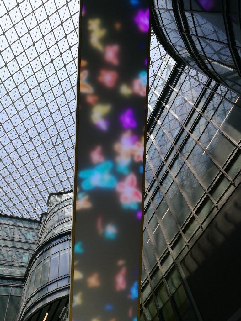 tommy_guo's tweet photo. Sun Moon Light Center（Shanghai）, a large commercial retail Mall. MF Pixel Panel light P35 installed on the bottom of the escalator, covered by the PMMA diffuser material, form a charming scene of light.

#mediafacade #lightingdesign #lightingdesigner #pixellight #PixelPanel https://t.co/ZktSGzplxF