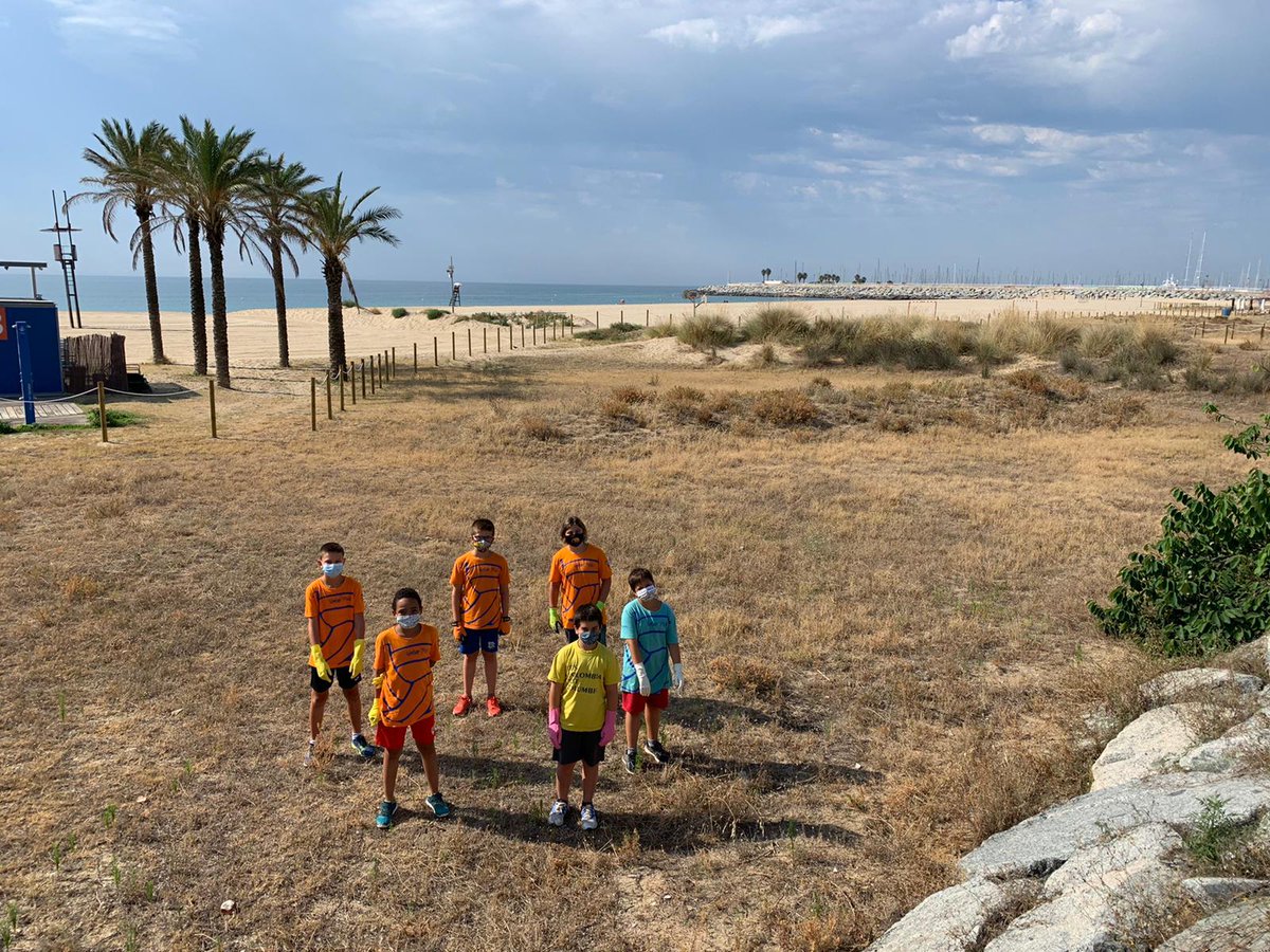 cnmataro's tweet photo. Gran experiència la viscuda pel nostre campus de WP en una sessió de sensibilització mediambiental en la neteja selectiva de residus en l'espai dunar.
@cnmataro 
#netegem #platgesnetes https://t.co/kzsTfirfy3