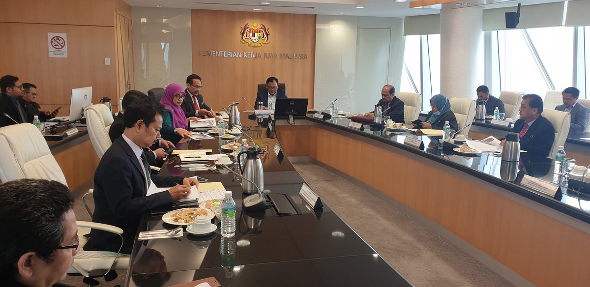 28 Julai 2020 |2.30 petang

Kunjungan Rasmi YB Dato’ Eddin Syazlee b Shith <a href="/eddin_syazlee/">Eddin Syazlee</a> Timbalan Menteri Kerja  Raya ke JKR Malaysia telah berlangsung di Aras 35, Blok G, Menara Kerja Raya. 

<a href="/IrZulkefly/">Mohd Zulkefly S</a> 
<a href="/Zulakmal8/">zulakmal</a> 
<a href="/razgrid1/">🇲🇾 Razdwan Kasim</a> 
<a href="/JKRMalaysia/">JKR Malaysia</a> 

جاس كڤد رعيت
#jasakepadaRakyat