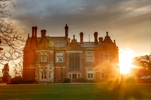 CWM_YNEW's tweet photo. @rockliffehall is a five red star hotel, golf and spa resort set within 375 acres of a beautiful woodland estate on the banks of the River Tees, just outside the pretty village of Hurworth-on-Tees. Discover the venue here: https://t.co/wvV3pRG8yJ #wedding

Image: @StanSeatonPhoto https://t.co/iHu5LC6jQG