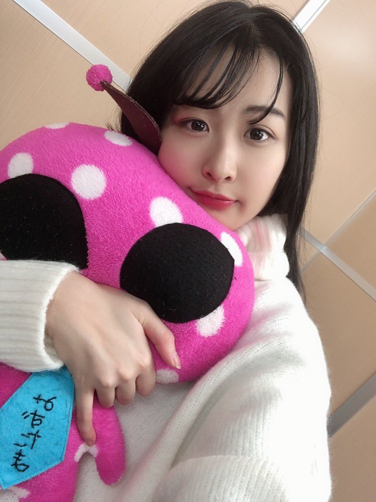 mawatari_ryo's tweet photo. DVD予約開始してます！発売まで5日を切りました！

去年の冬に募集したみなさんからの質問に
自宅の部屋で答えてます🌟
ルームツアーやすっぴんからメイクするまで全部晒したDVDはこちら👇
リリイベは来月23日なので是非きて欲しいです🙇‍♀️💦
https://t.co/VR2ZcD5gwX https://t.co/Y1K6x624QK