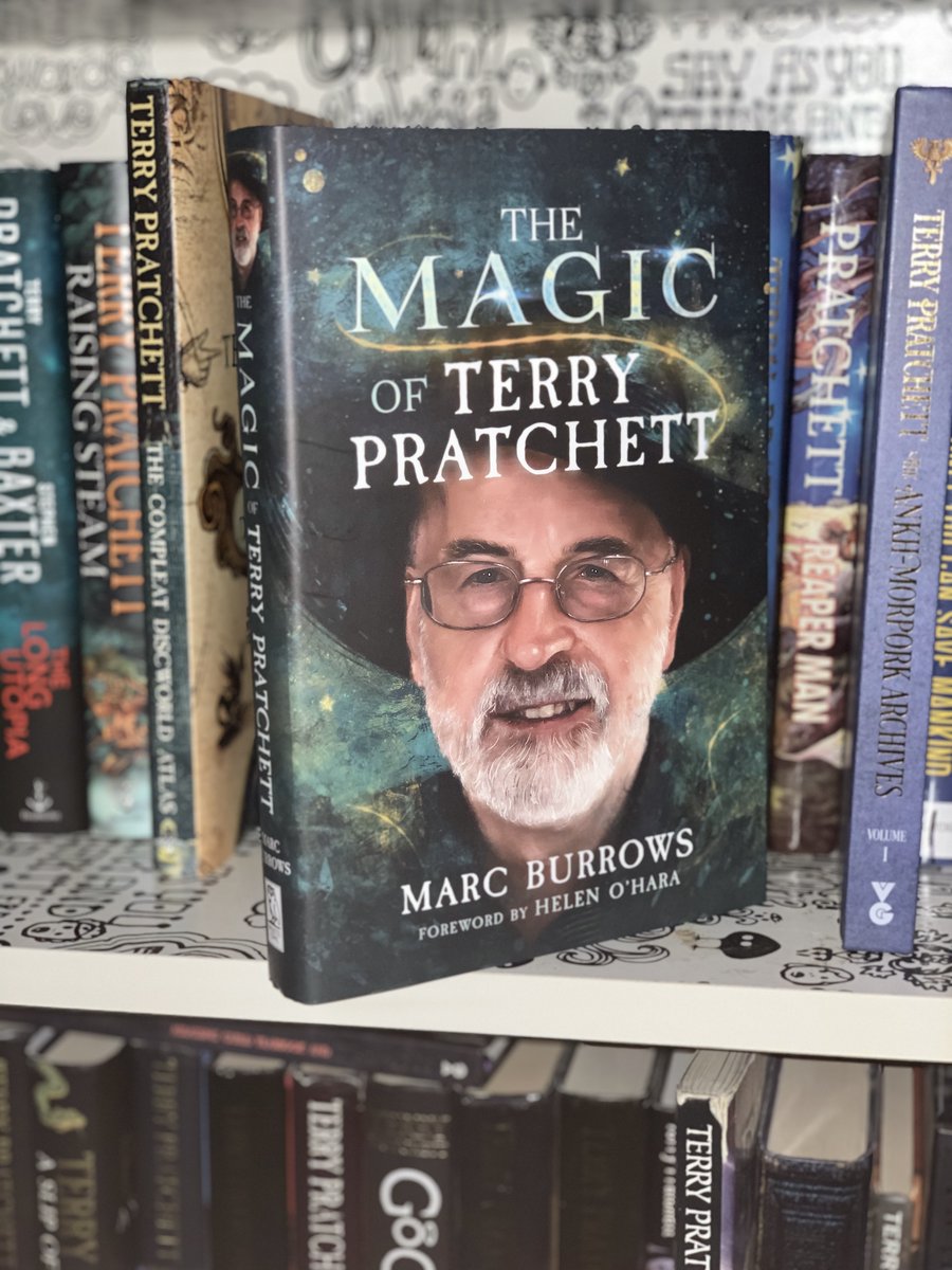 20thcenturymarc's tweet photo. FREE BOOK ANYONE #TheMagicOfTerryPratchett hits shops on Thursday, so I'm going to give away one every day to celebrate. All you gotta do is RT this and be following me. GO! https://t.co/oEKZaeqg1j https://t.co/Lrl3d1qzZj