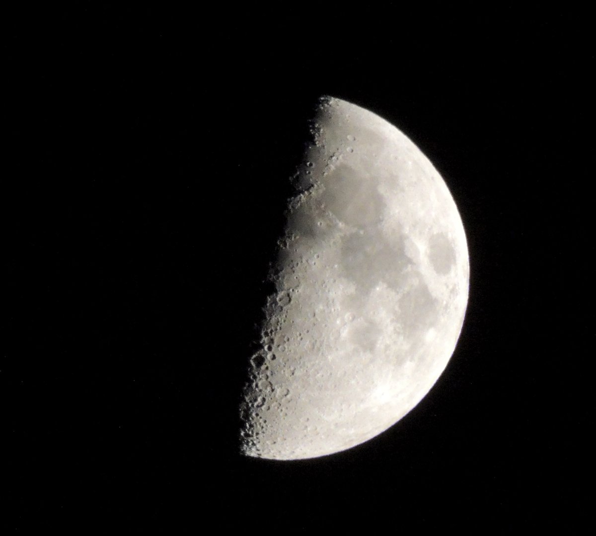 MantiniAlex's tweet photo. E niente. L'eclissi lunare c'è stata, ma due anni fa. Infatti mi ricordavo di aver fatto delle pessime foto senza cavalletto e senza la giusta apparecchiatura. Ma tant'è... Ho provato a recuperare ieri sera con queste foto di una mezza luna che sembra disegnata da Fontana. https://t.co/WWz4skCuuV