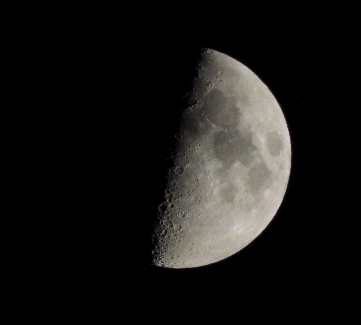 MantiniAlex's tweet photo. E niente. L'eclissi lunare c'è stata, ma due anni fa. Infatti mi ricordavo di aver fatto delle pessime foto senza cavalletto e senza la giusta apparecchiatura. Ma tant'è... Ho provato a recuperare ieri sera con queste foto di una mezza luna che sembra disegnata da Fontana. https://t.co/WWz4skCuuV