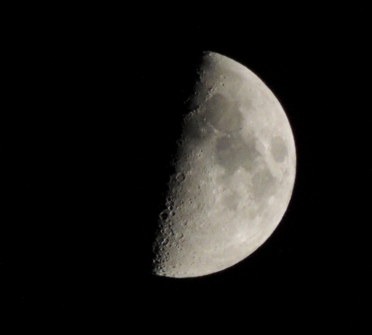 MantiniAlex's tweet photo. E niente. L'eclissi lunare c'è stata, ma due anni fa. Infatti mi ricordavo di aver fatto delle pessime foto senza cavalletto e senza la giusta apparecchiatura. Ma tant'è... Ho provato a recuperare ieri sera con queste foto di una mezza luna che sembra disegnata da Fontana. https://t.co/WWz4skCuuV
