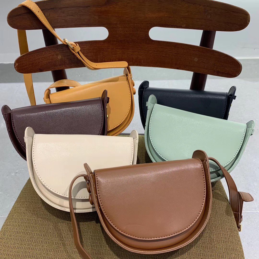 MyTasche's tweet photo. SALE❗️ SALE ❗️
Mimie bold bag
1- RM39, 2-RM59
Ready stock ✅
#handbag #slingbag #handbagmurah #totebag #backpack #longchamp #taschemy #sayajual #jomberniaga #bazarpaknil #twtpromote #RTdanSebar @RTNiaga @twt__promote @Twt_Product @RTdanSebar @_SayaJual https://t.co/oXd1OUFzD4