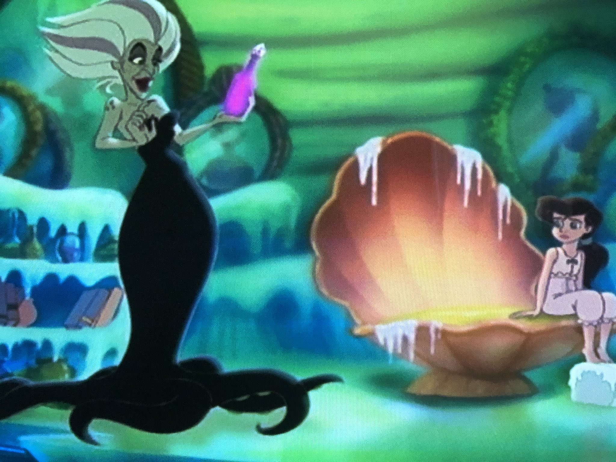 怪力彩根 リトルマーメイド2ではアリエルの娘を人間からマーメイドに変えるんだけど その魔女は北の海出身なのね あれ これってどこかの悪徳三人衆と似ている気が ツイステ考察 T Co Ixu6tkg2r0 Twitter